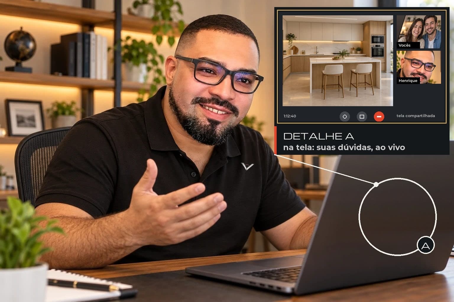 Henrique, de polo com o símbolo da Vértice 90°, em uma chamada de vídeo pelo notebook; no detalhe ampliado, a tela da chamada com o casal, ele próprio e a imagem 3D de uma cozinha planejada